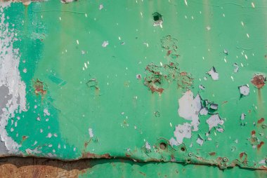 bir büyük paslı ve metal korozyon, yontma boya, peeling ve boya, yeşil doku çatlama ile eski arka plan ile boyalı demir yüzey
