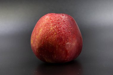 Koyu arkaplanda kırmızı elma