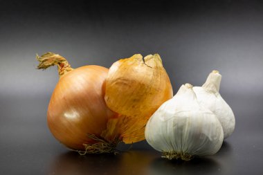 Koyu arkaplanda sarımsak ve soğan