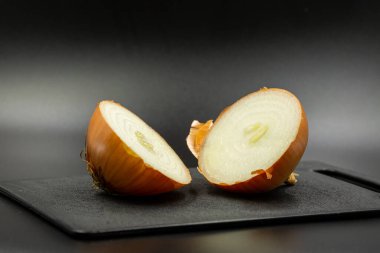 Koyu arkaplanda taze soğan soğanları.