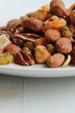 Beyaz tabakta karışık Kuruyemiş