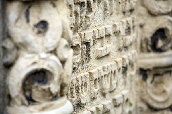 Pierre tombale juive fleurs pierre symbole embellir arrière-plan cimetière vieux granit marbre lettres de police — Photo