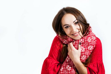 Gülen kız kırmızı eşarp beyaz arka plan yeni yıl Kış Noel tatilleri