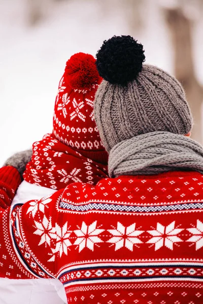 Vrouw man knuffel samen rode hoed sjaal winter — Stockfoto