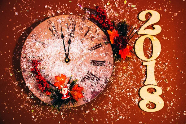 2018 新年あけましておめでとうございます背景お祝いカード輝く装飾赤時計時計します。 — ストック写真