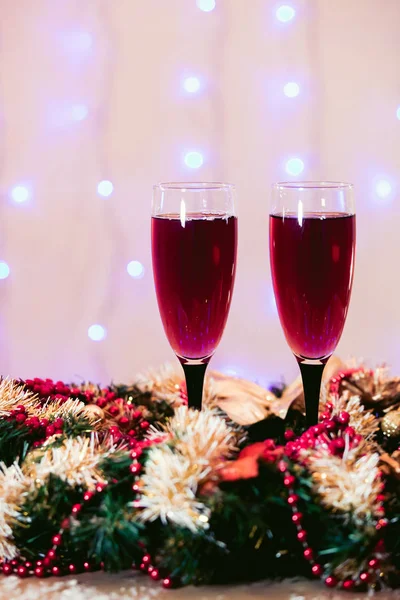 Toast van champagneglazen achtergrond wazig rode lichten roze Nieuwjaar — Stockfoto