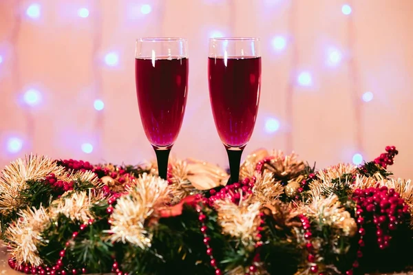 Toast van champagneglazen achtergrond wazig rode lichten roze Nieuwjaar — Stockfoto