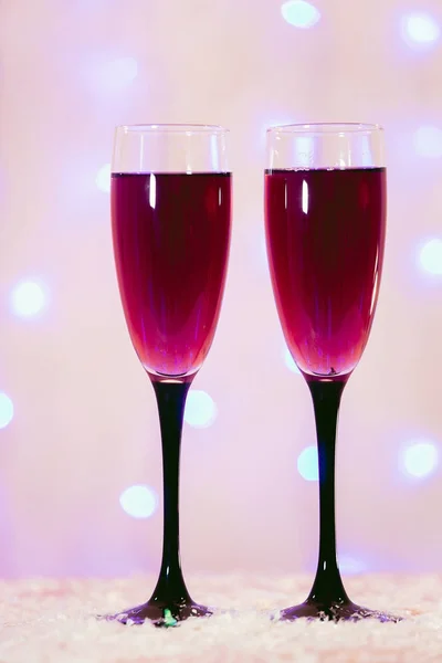 Toast van champagneglazen achtergrond wazig rode lichten roze Nieuwjaar — Stockfoto