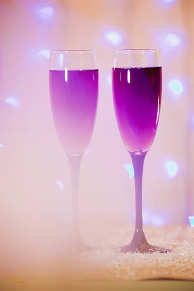 Brindisi di champagne bicchieri sfondo luci sfocate rosso rosa nuovo anno — Foto Stock