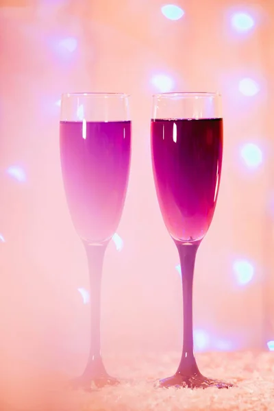 Toast van champagneglazen achtergrond wazig rode lichten roze Nieuwjaar — Stockfoto