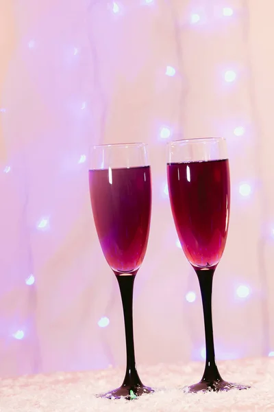 Toast van champagneglazen achtergrond wazig rode lichten roze Nieuwjaar — Stockfoto