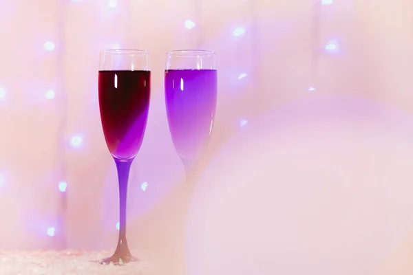 Tost şampanya bardağı arka plan bulanık ışıklar kırmızı pembe yeni yıl — Stok fotoğraf