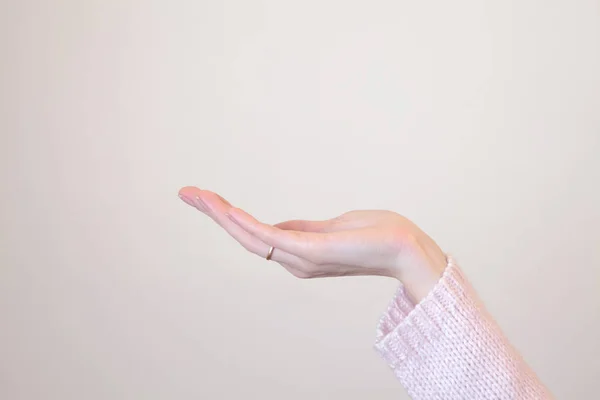 Belle mani di donna sullo sfondo bianco — Foto Stock