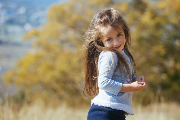 Дівчинка діти осінь посмішка — стокове фото