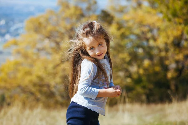 Mädchen Kinder übertreffen Lächeln — Stockfoto