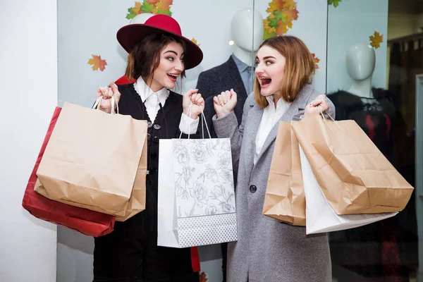 Venda sorrindo jovem mulher sacos de compras — Fotografia de Stock