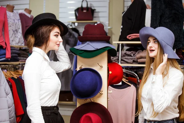 웃 고 있는 젊은 여자 쇼핑 가방 판매 — 스톡 사진