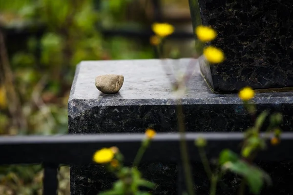 Judaica flores Headstone símbolo de pedra embem fundo cemitério velho granit mármore letras de fonte — Fotografia de Stock