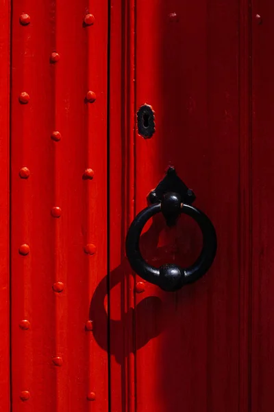 Maçaneta da porta vermelha madeira velha forjada — Fotografia de Stock