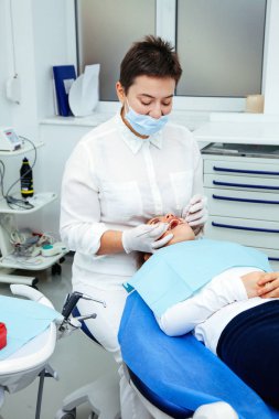 Tedavi çocuk diş hekimi diş küçük kız genç doktor yeni yıl indirim kadın ofis temiz klinik sessizce konforlu