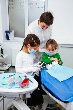 Tedavi office çocuk diş hekimi diş küçük kız teen kırmızı doktor yeni yıl indirim kadın temiz klinik sessizce konforlu