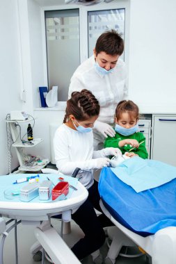 Tedavi office çocuk diş hekimi diş küçük kız teen kırmızı doktor yeni yıl indirim kadın temiz klinik sessizce konforlu