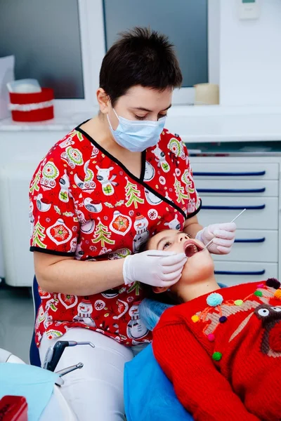 Tedavi office çocuk diş hekimi diş küçük kız teen kırmızı doktor yeni yıl indirim kadın temiz klinik sessizce konforlu