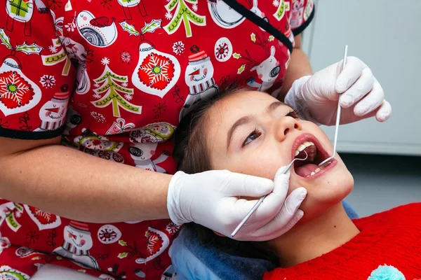 Oficina de tratamiento niños dentista dientes niña adolescente rojo médico nuevo año descuento mujer limpia clínica tranquilamente cómodamente —  Fotos de Stock