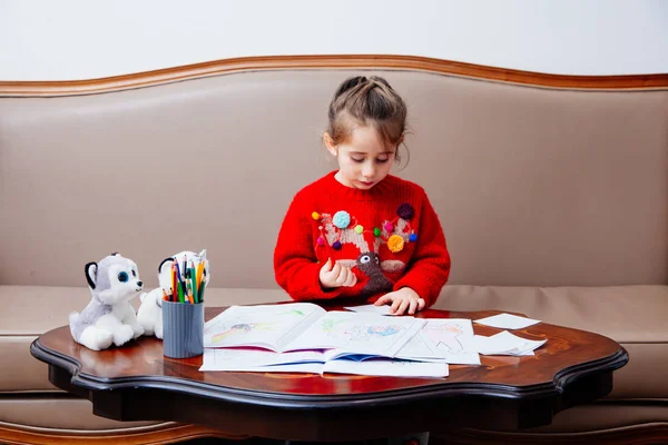 Año nuevo Navidad pensil niña escribe carta Santa chaqueta roja juguete pluma niño mesa sofá — Foto de Stock