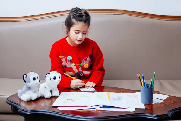 Új év karácsony pensil kislány írja levél Santa piros kabát játék toll gyerek tábla kanapéval — Stock Fotó
