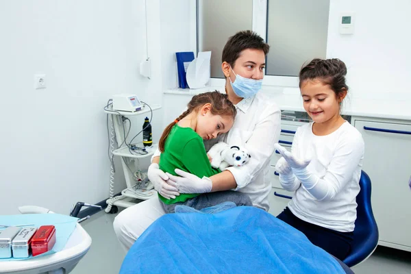 Oficina de tratamiento niños dentista dientes niña adolescente médico nuevo año descuento mujer limpia clínica tranquilamente juguete — Foto de Stock