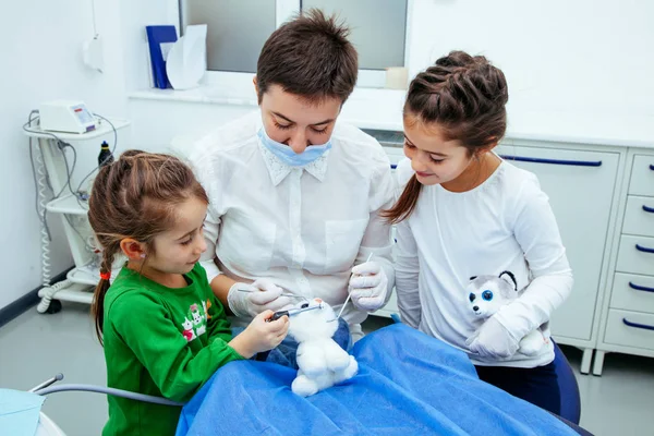 Leczenie office dzieci dentysta zęby mały Dziewczyna Nastolatka red lekarz nowy rok zniżki kobieta czyste kliniki spokojnie komfortowo — Zdjęcie stockowe