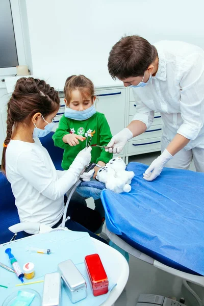 Leczenie office dzieci dentysta zęby mały Dziewczyna Nastolatka red lekarz nowy rok zniżki kobieta czyste kliniki spokojnie komfortowo — Zdjęcie stockowe