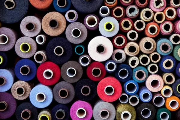 Set hilos diferentes colores costura costura diferentes colores paleta — Foto de Stock