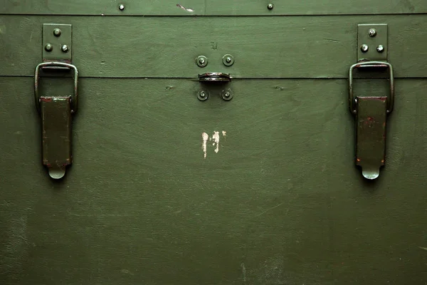 Vintage vieja caja militar verde almacenamiento munición bloqueo tela arañazos guerra —  Fotos de Stock