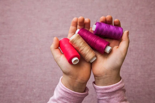 Hilo tela costura diseño atelier sastre diferentes cosas color rosa mano chica sueño — Foto de Stock