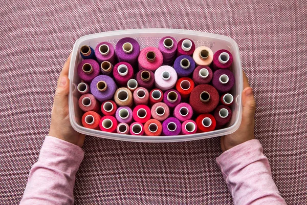 Wątek tkaniny szycia design atelier krawiec różne rzeczy kolor różowy ręka dziewczyna marzeń — Zdjęcie stockowe