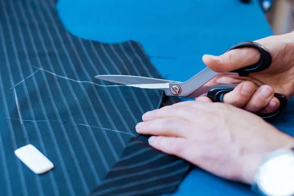 Mani lavoro macchina per cucire filo di ferro talor bottoni forbici tessuto — Foto Stock