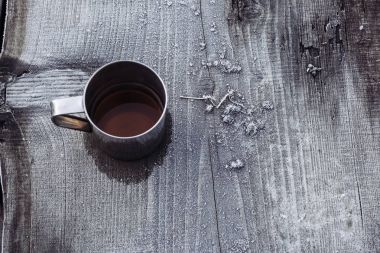 Fincan çay ahşap Bank kar mornimg hoarfrost tablo kaplı