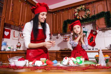 Noel partisi akşam yemeği menüsü tatlı fikir çikolata nane kek dekorasyon anne kızı yeni yıl kırmızı önlük Şef şef pudra yağmurlama krema şeker peynir
