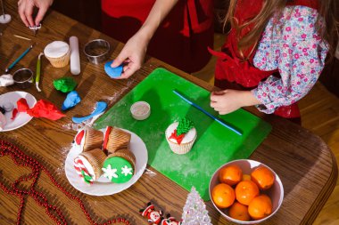 Noel partisi akşam yemeği menüsü tatlı fikir çikolata nane kek dekorasyon anne kızı yeni yıl kırmızı önlük Şef şef pudra yağmurlama krema şeker peynir