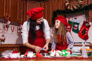 Noel partisi akşam yemeği menüsü tatlı fikir çikolata nane kek dekorasyon anne kızı yeni yıl kırmızı önlük Şef şef pudra yağmurlama krema şeker peynir