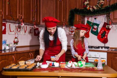 Noel partisi akşam yemeği menüsü tatlı fikir çikolata nane kek dekorasyon anne kızı yeni yıl kırmızı önlük Şef şef pudra yağmurlama krema şeker peynir