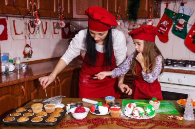 Noel partisi akşam yemeği menüsü tatlı fikir çikolata nane kek dekorasyon anne kızı yeni yıl kırmızı önlük Şef şef pudra yağmurlama krema şeker peynir