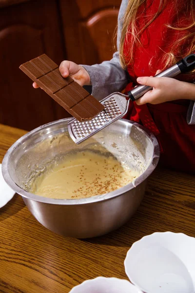 Festlich rote Schürze Weihnachtsfeier Abendessen Dessert Pfefferminz Cupcakes Käse Sahne Zucker Streuung Dekoration Mädchen Neujahr rote Schürze Chef Konditor — Stockfoto