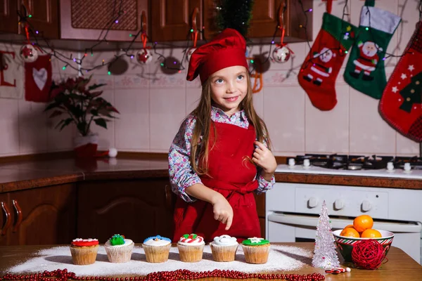 Ünnepi piros kötény karácsonyi party vacsorát desszert borsmenta cupcakes sajt krém cukrot locsolás dekoráció lány újévi piros kötény chef vezető cukrászda — Stock Fotó