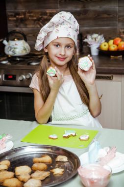 Çocuk mutfak kız önlük cupcake kurabiye küçük komik üç kız kardeş cap Krem krem dekor yemek.