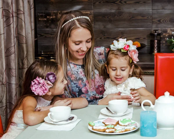 Családi iszik teát nő anya lánya jelentő konyha otthon készített csésze tea nővérek — Stock Fotó