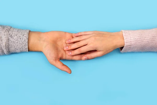 Γυναικείο Χέρι Πηγαίνει Επανδρώνει Χέρι Μπλε Φόντο — Φωτογραφία Αρχείου