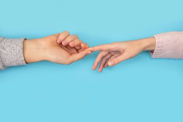 Γυναικείο Χέρι Πηγαίνει Επανδρώνει Χέρι Μπλε Φόντο — Φωτογραφία Αρχείου